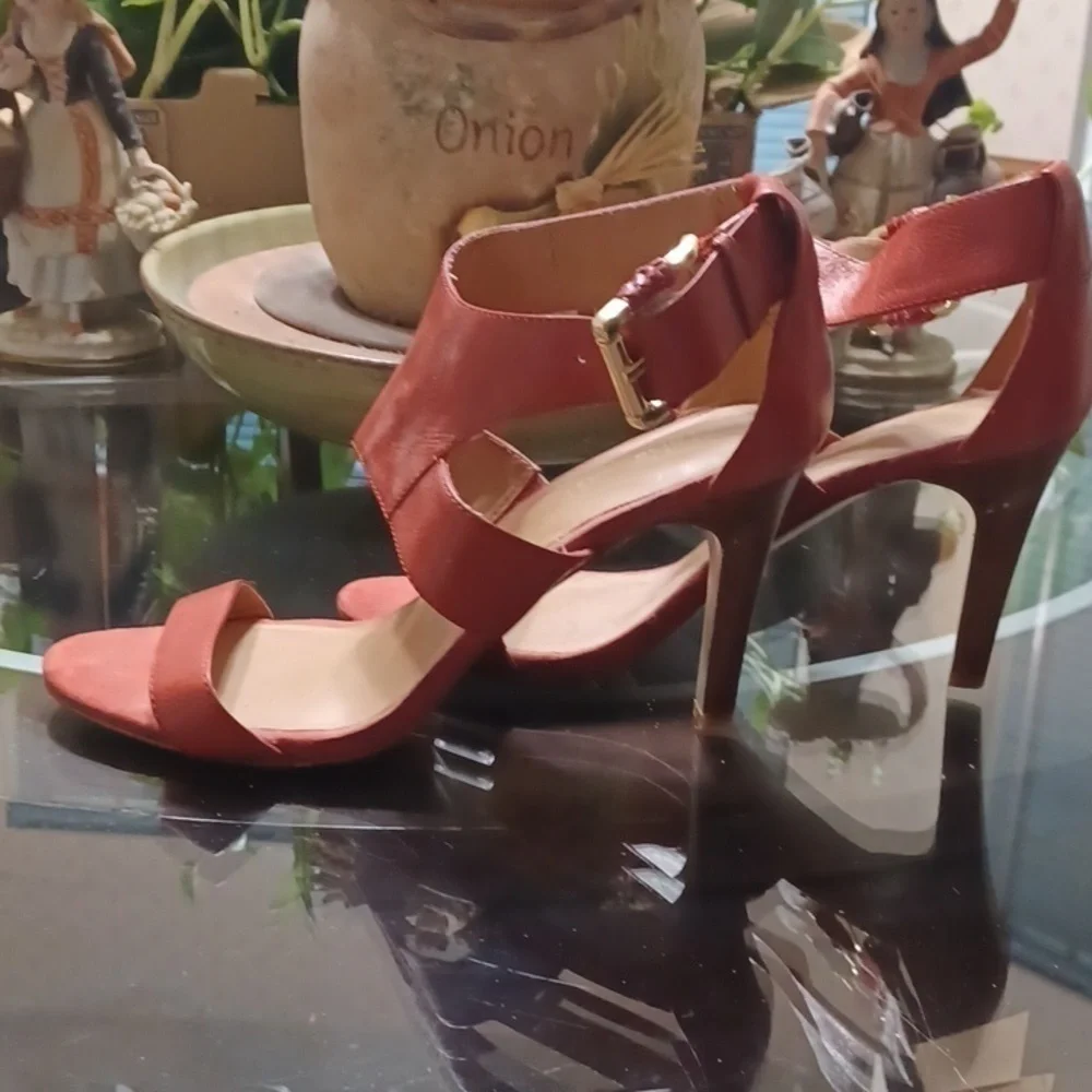 NINE WEST SIZE 8 PUMPS